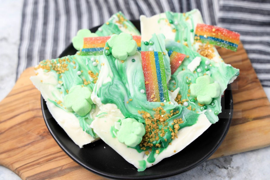 The Leprechaun Bark comes on a black plate with a gray striped napkin on a marble backdrop.