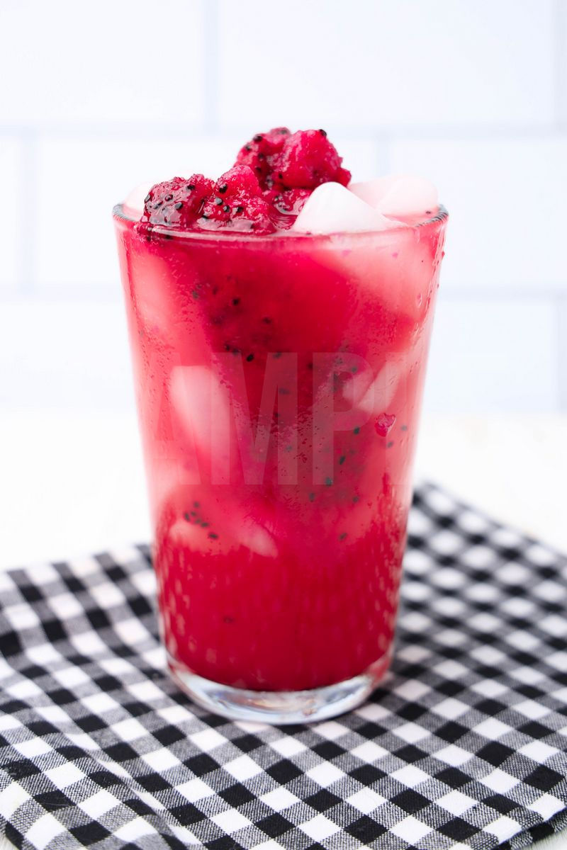 The Mango Dragonfruit Lemonade Starbuck's Copycat comes in a clear glass with a plaid napkin on a white wood backdrop.