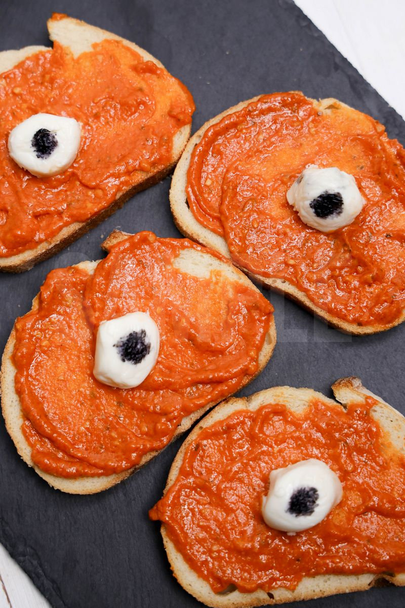 Eyeball Pesto Toast - Set 1